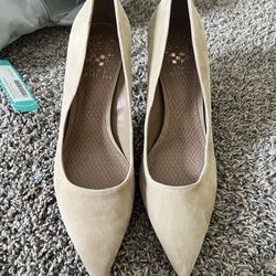 NEW Vince Camuto Cadie Suede Heels – Size 8.5 (Tan/Nude)