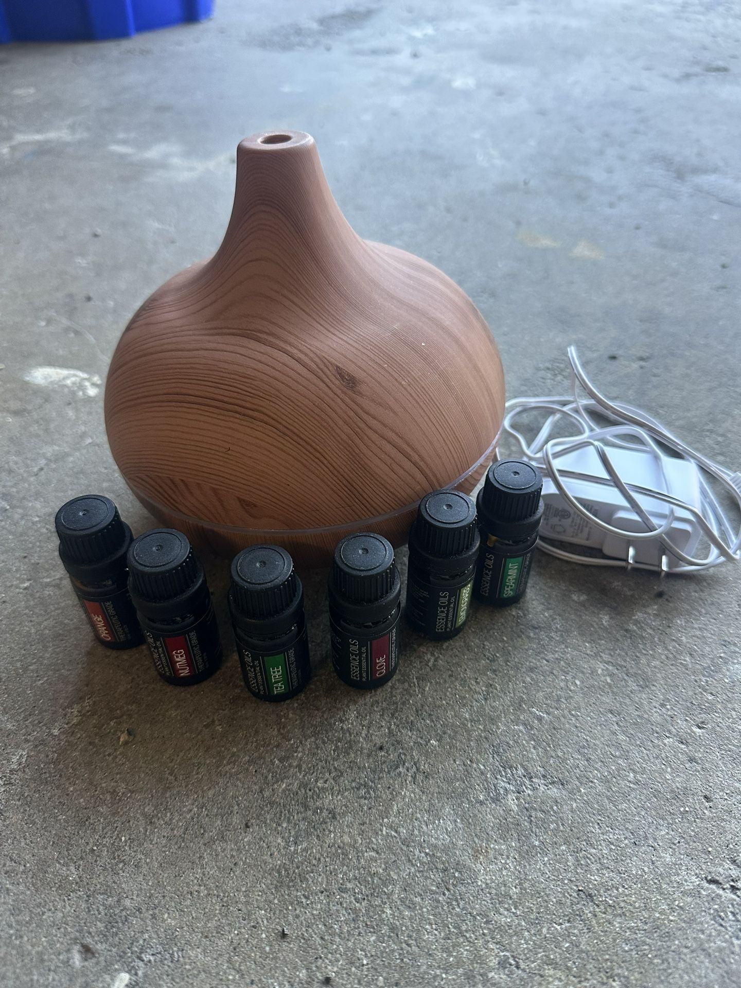 Aroma Diffuser ~ 6 Essential Oils Included!