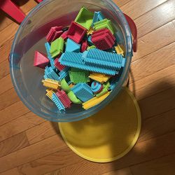 Battat Bristle Blocks STEM Educational 100+ Pcs. Toy GIFTABLE Creative Play