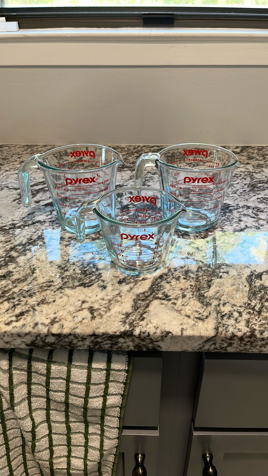 Pyrex Nesting Measuring Cups