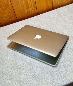 Apple MacBook Pro 13” Retina i5/8GB/256GB SSD $180