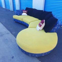 Beautiful sectional couch 🛋 very clean 🛋