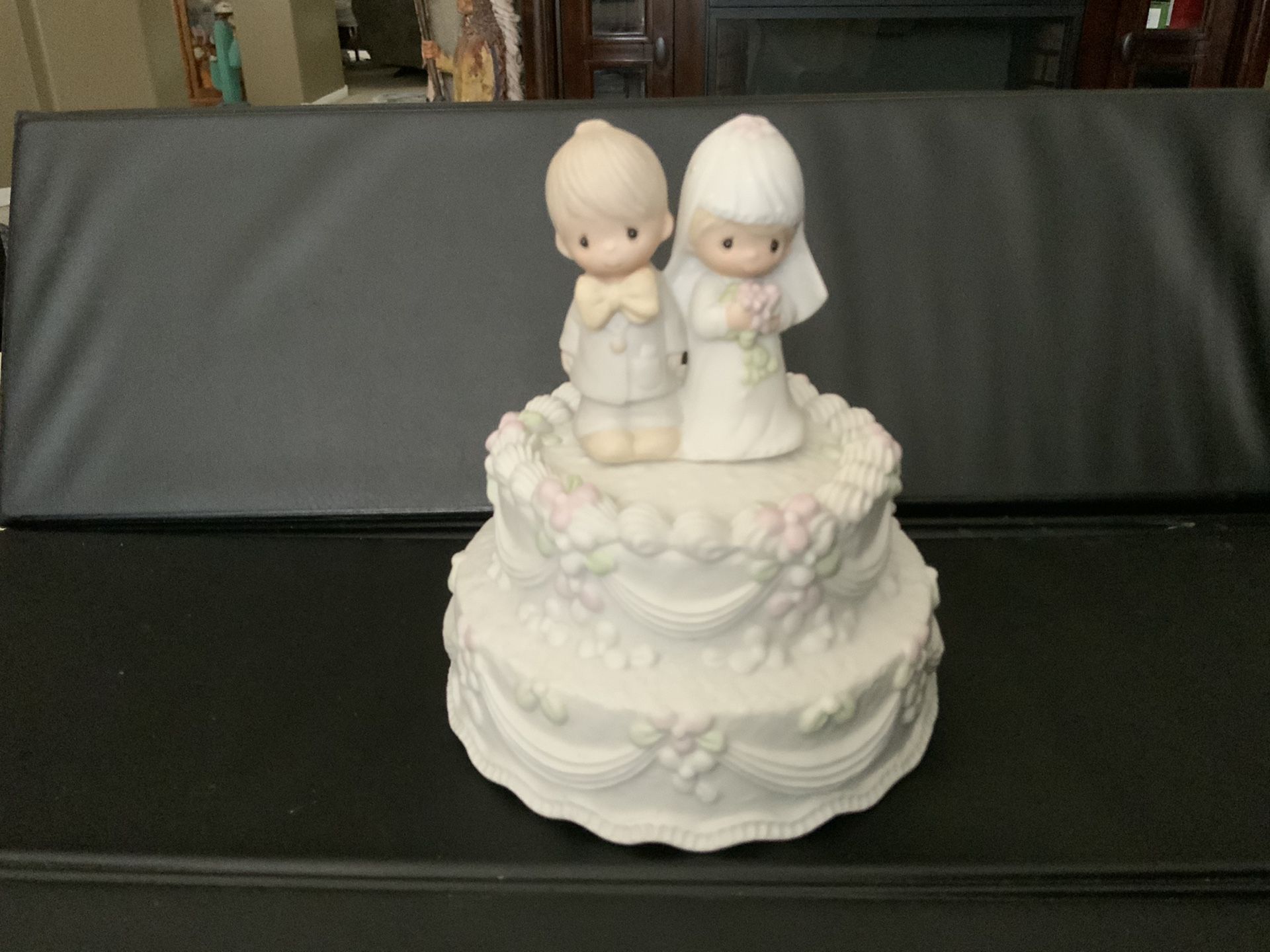 1981 PRECIOUS MOMENTS MUSICAL WEDDING CAKE FIGURINE JOHNATHON & DAVID, ENESCO " THE LORD BLESS AND KEEP YOU " PLAYS THE WEDDING MARCH 6 1/2 " X 5 1/2