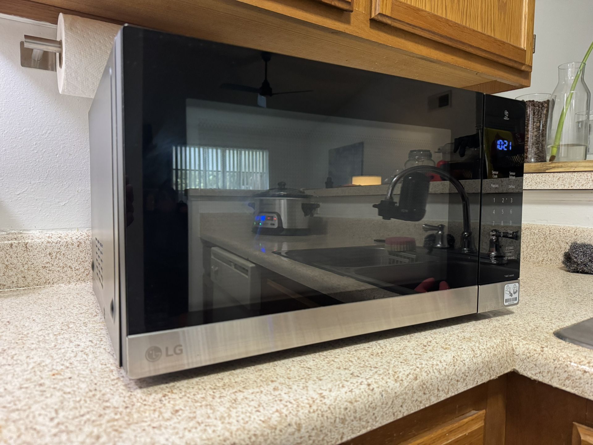 LG 1.5 cu ft Countertop Microwave Oven in Stainless Steel