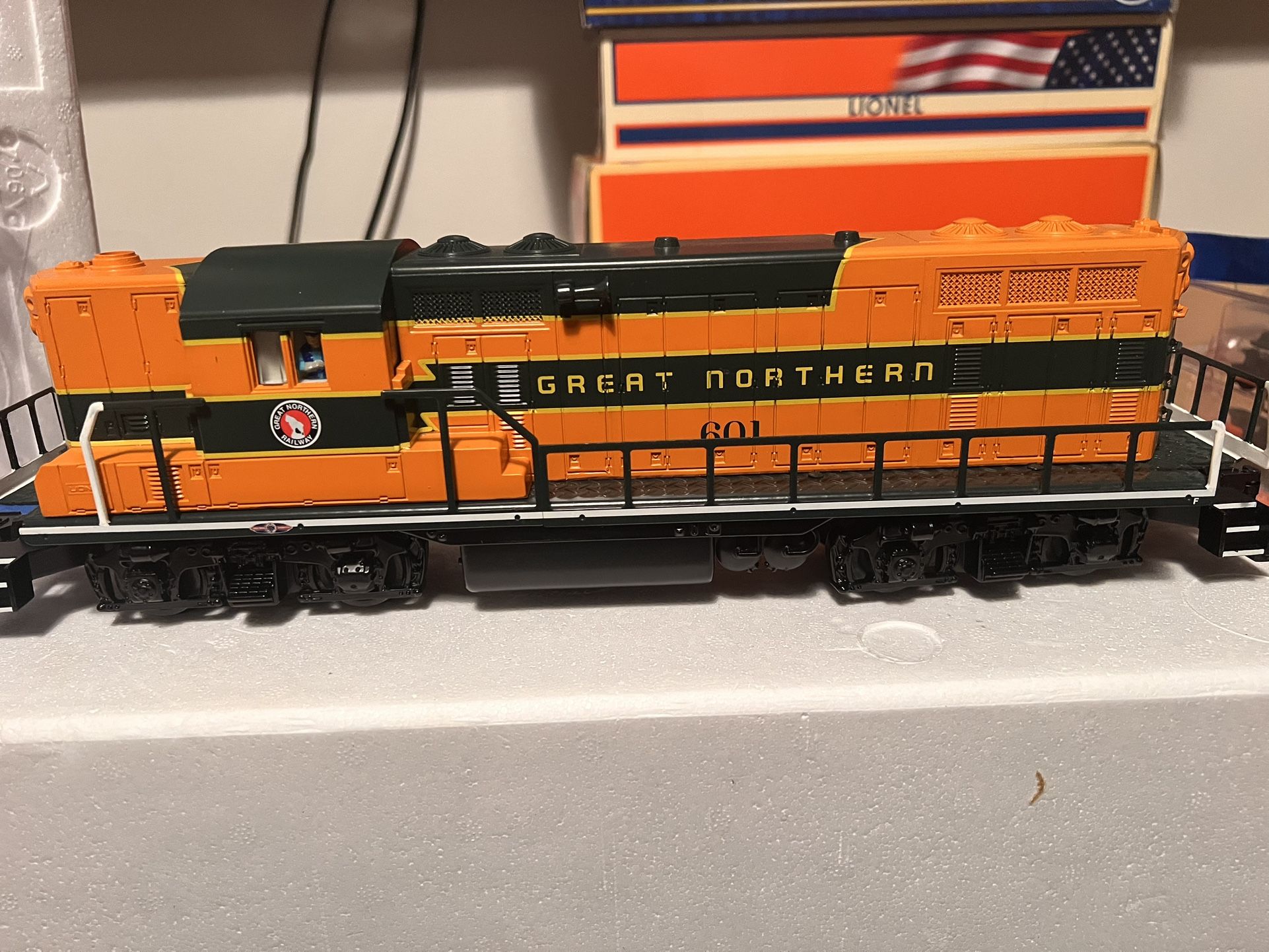 Lionel Great Northern GP7 LionChief Plus Locomotive (#601) – With Remote + Original Packaging