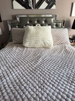 Queen has mirrored bedroom set $300