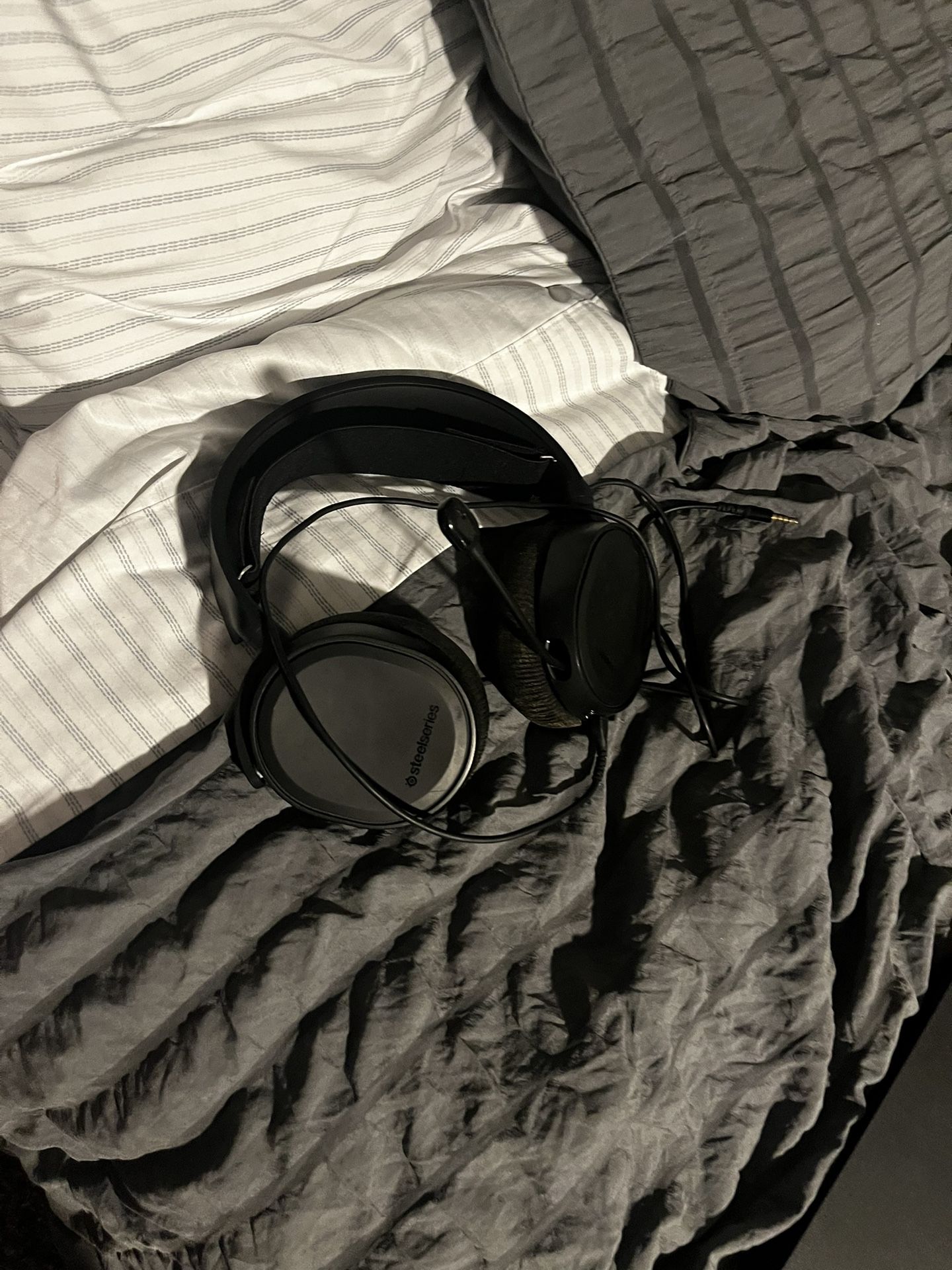 Steel series Headphones w/ Mic
