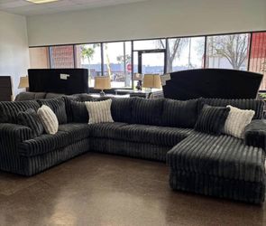 Sectional With Chaise 