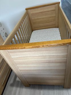 Convertible Baby Crib + Mattress – Excellent Condition