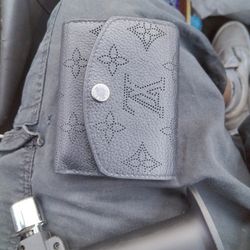 Louis Vuitton Cross Body Bag for Sale in Bakersfield, CA - OfferUp