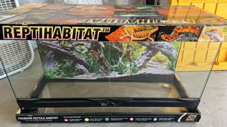 Zoo Med Tank with Hygrometer/Thermometer Hideout