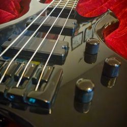 Slayer Tom Araya Signature Artist Bass Ta 334 LTD Esp 4 String With Active EMG Pickups 