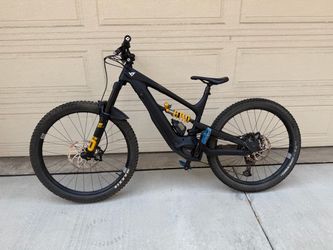 2025 YT Decoy MX Core 4  equipped with the Öhlins suspension setup.