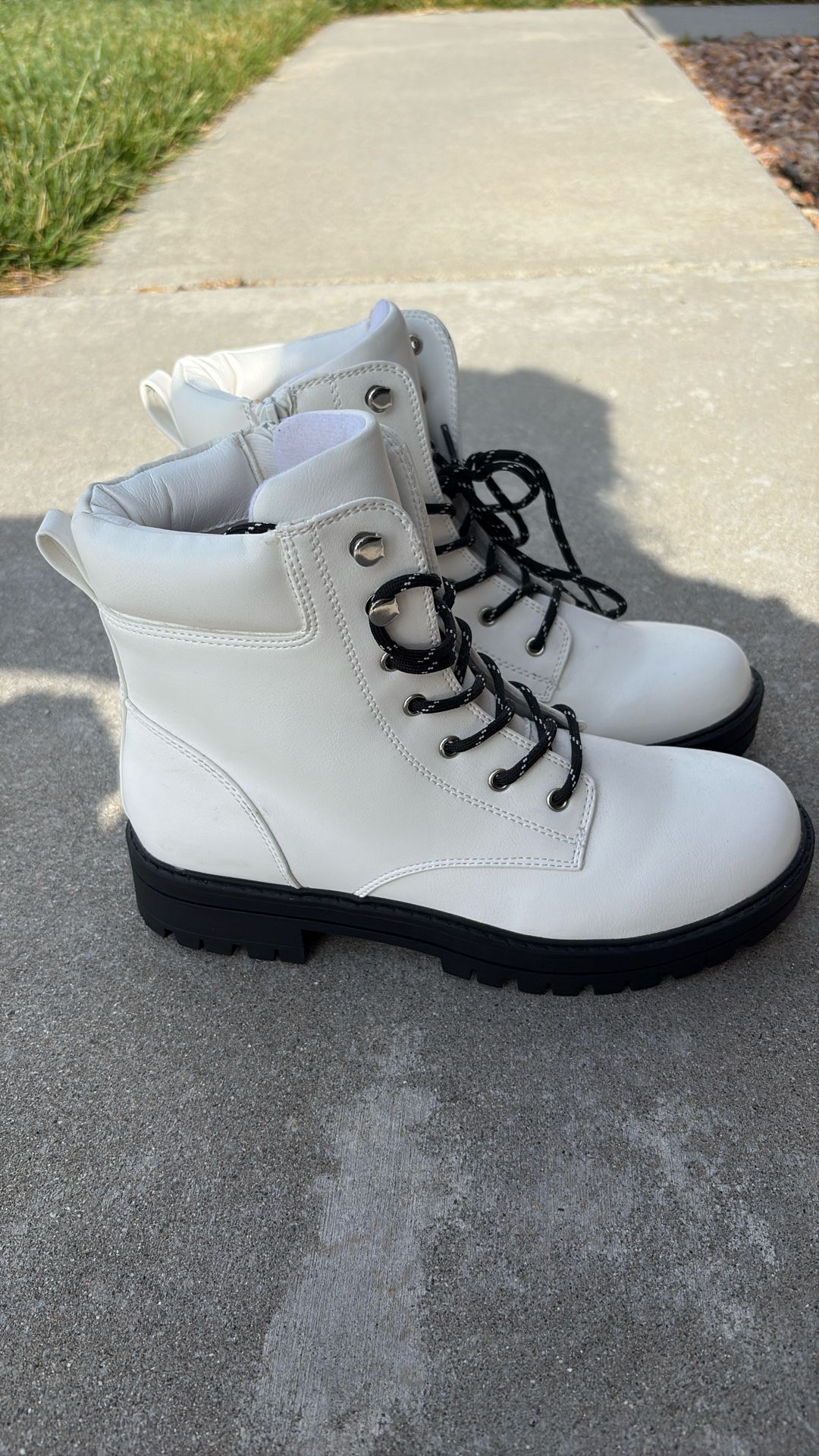 New!! Women’s Boots Size 7