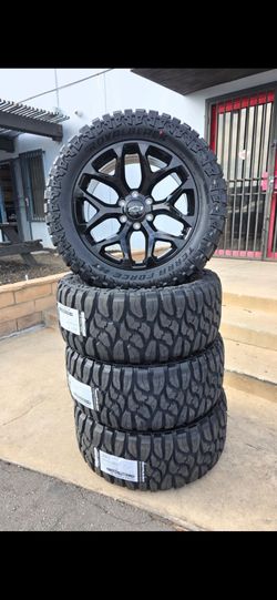 20" CHEVY trucks rims w/ 33x12.50R20 tires