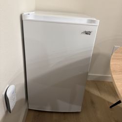 Arctic King 3.0 Cu ft Upright FREEZER