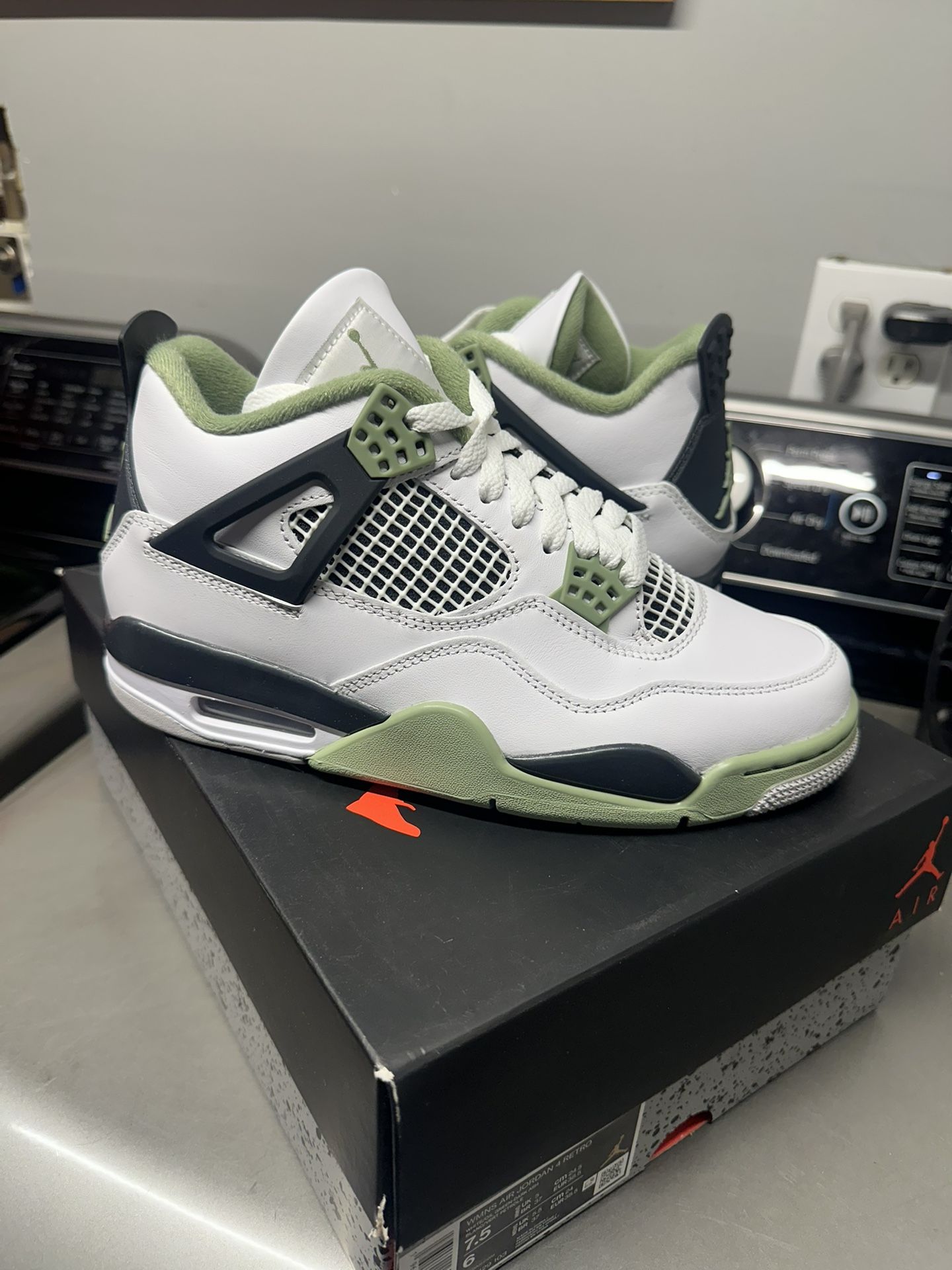 Air Jordan 4 Retro - Sea Foam Green