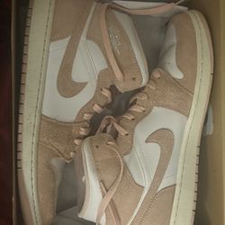 (Size 10 1/2) Mens Nike Air Jordan 1 Mid SE Trainers Suede White Legend Pink