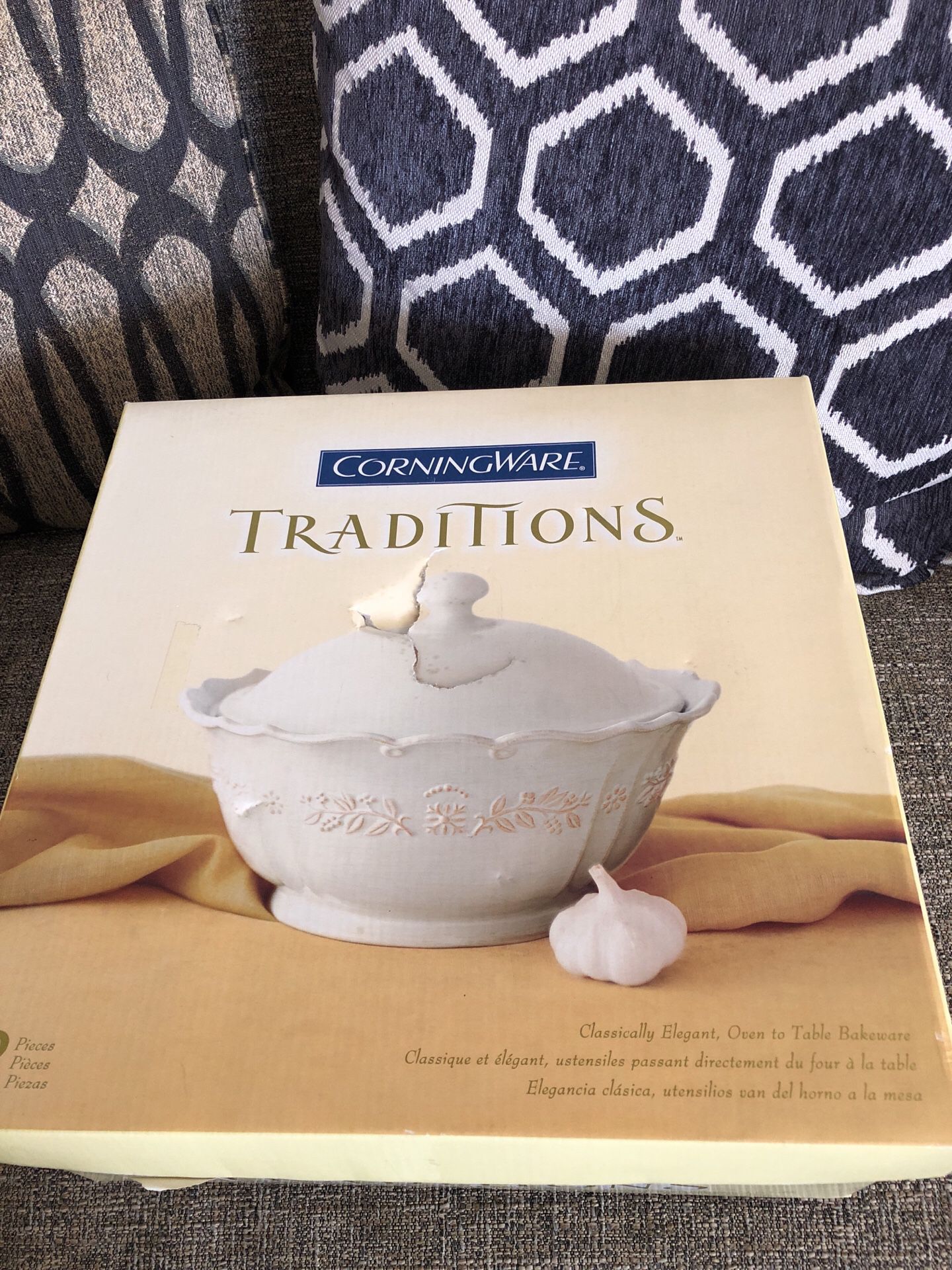 CorningWare Traditions Stoneware. Please see all the pictures and read the description
