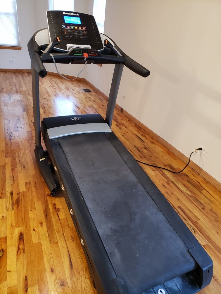 Nordic Track C900 Pro Treadmill for Sale in Chicago, IL OfferUp