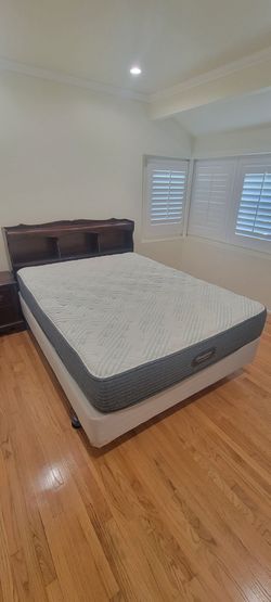 Beautyrest PressureSmart Queen Mattress + Foundation – 60" x 80" – Excellent Condition