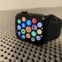 Cracked Apple Watch SE 45 mm With Charger