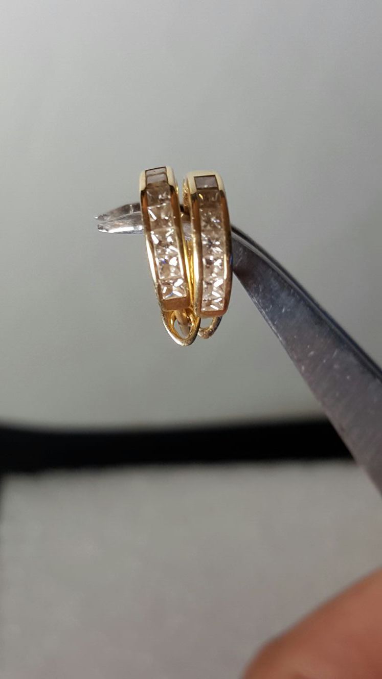 Earing Diamonds with 14 K yellow gold