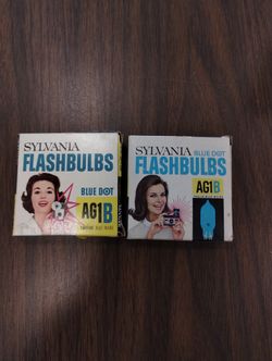 Sylvania Flashbulbs Blue Dot AG1B set of 2

Brand new. Vintage. Total of 24 bulbs