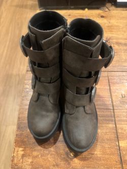 Boots size 6