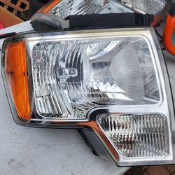 Ford F150 HEADLIAMP ASSEMBLY PAIR WITH BULBS