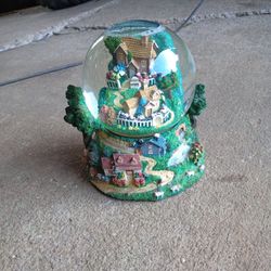 Glitter Globe. In Great Shape Nothing Is Broken Off Of It. 