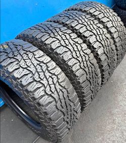 275 70 18 Goodyear tires Con Excelente calidad Las 4