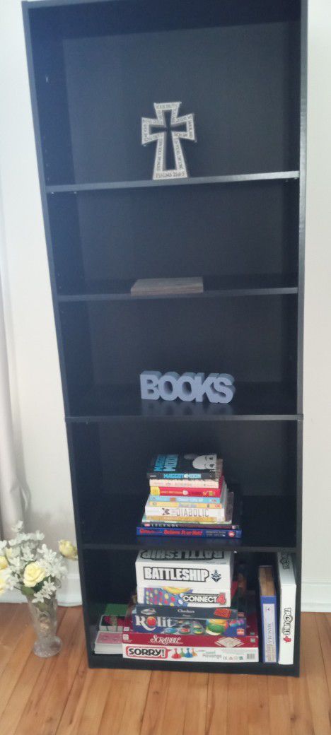 6 Foot 5 Shelf Bookcase (Ikia?) Pristine Condition 