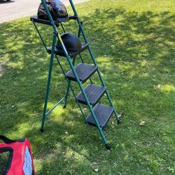 Step Ladder Sturdy  5 Ft Like New 