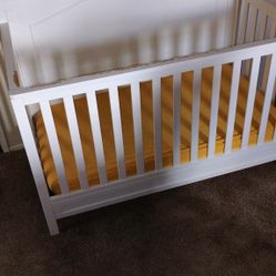 Million Dollar Baby DaVinci Convertible Crib To Toddles  To Day Bed