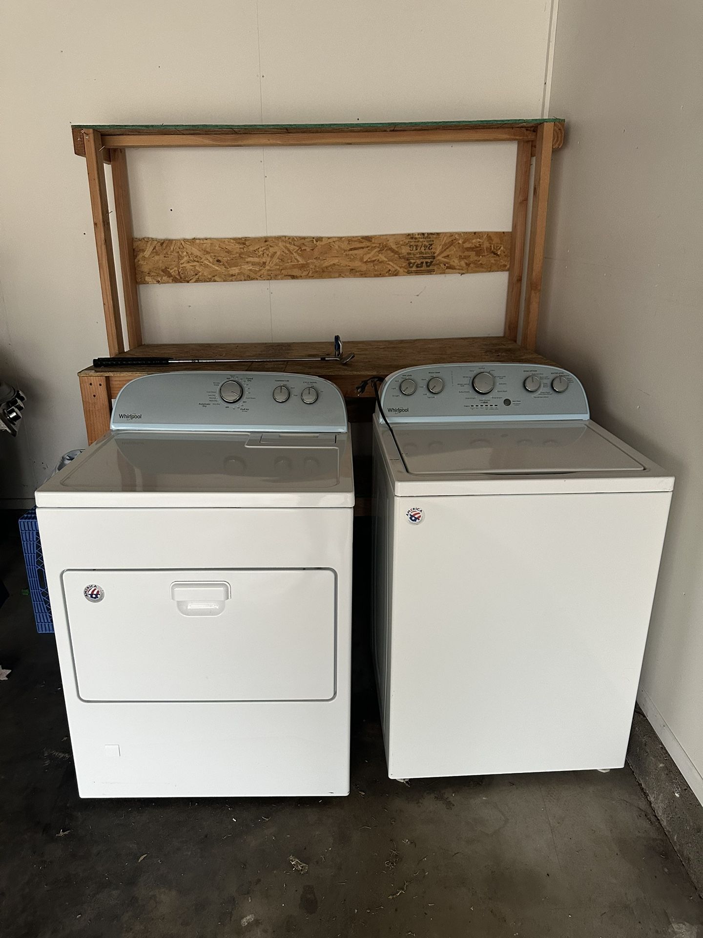 Whirlpool - Top load Washer And Gas Dryer Set