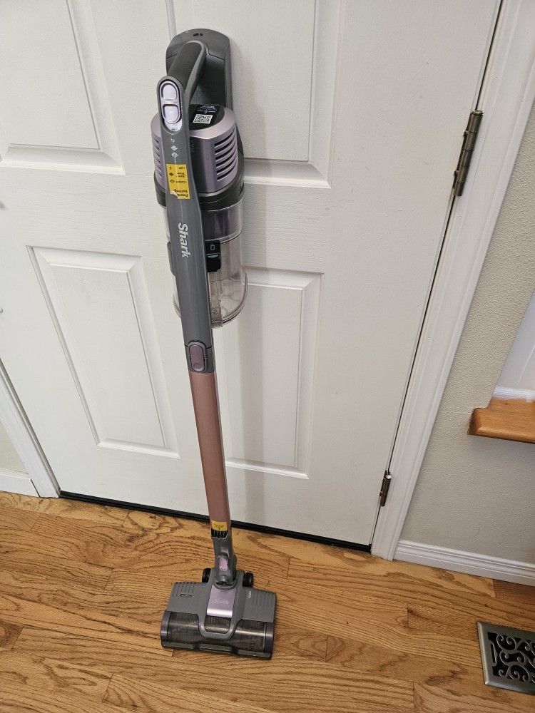 New COND SHARK  CORDLESS VACUUM  , WITH AMAZING POWER SUCTION  , WORKS EXCELLENT. , IN THE BOX 