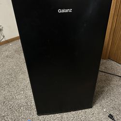 Galanz Mini fridge 