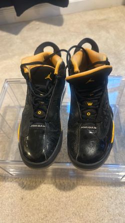 Boys Jordan Size 5 black/yellow
