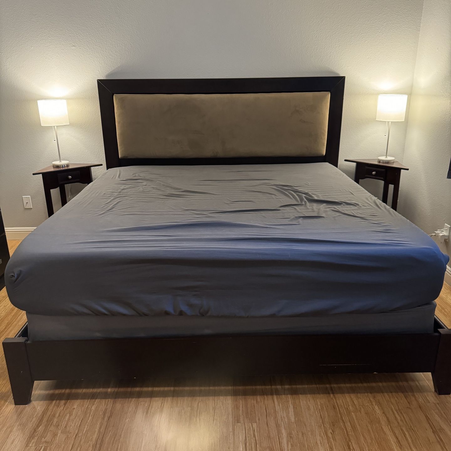 King Bedroom Suite: Frame/Dresser/Night Stands
