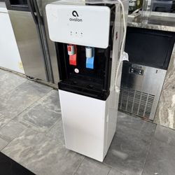 Ávalon Water Dispenser With 6 5 Gallons Bottles And Rack For Them