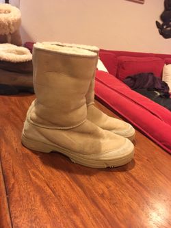 Ugg Boots Size 7 (shorter style )