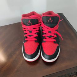 “Female” Jordan 1 Retro Mid “Red and Black”