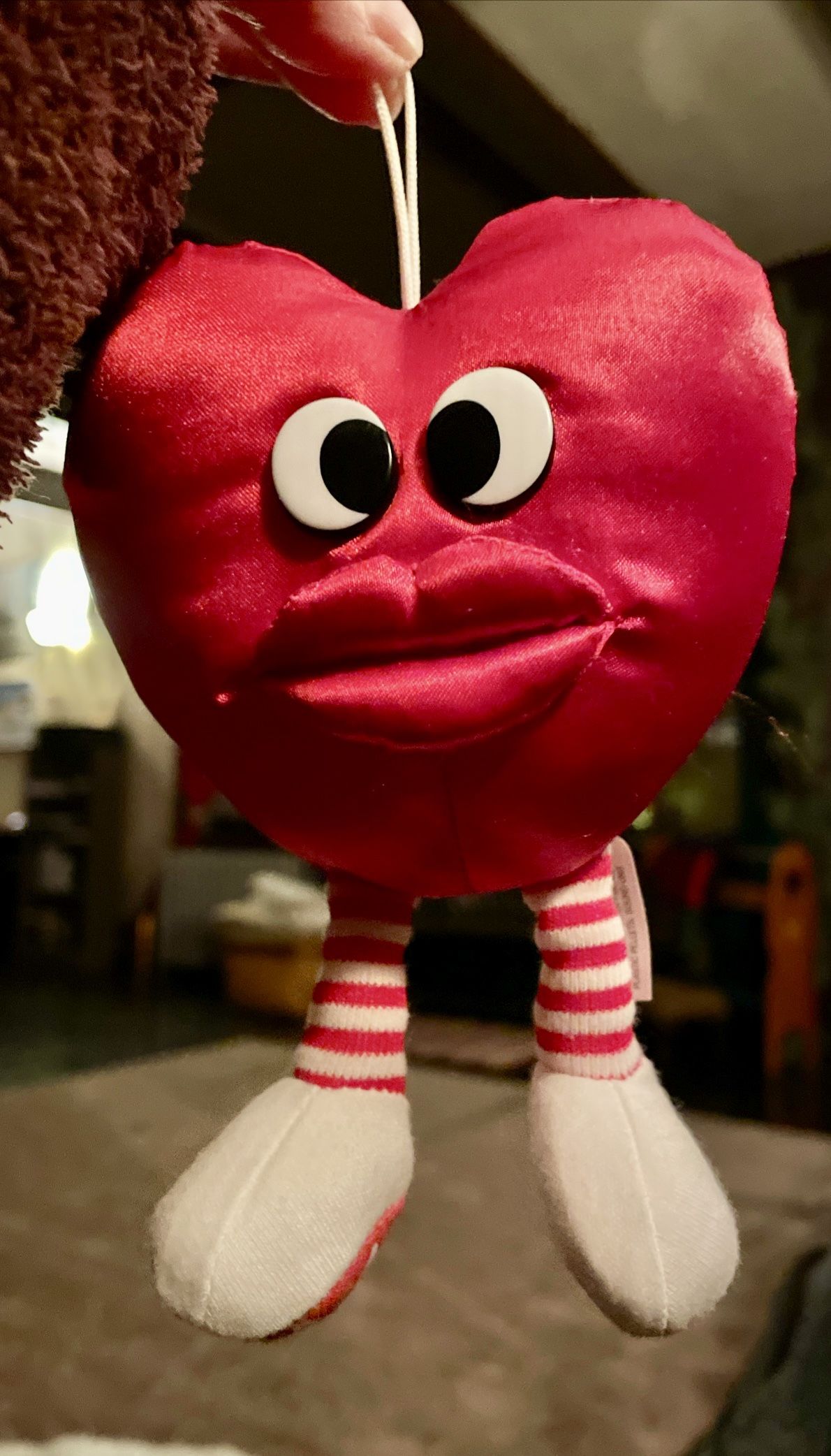 Vintage ‘83 valentine GUND Kissin’ Cousins Red Heart Plush. Big Kissing Lips.