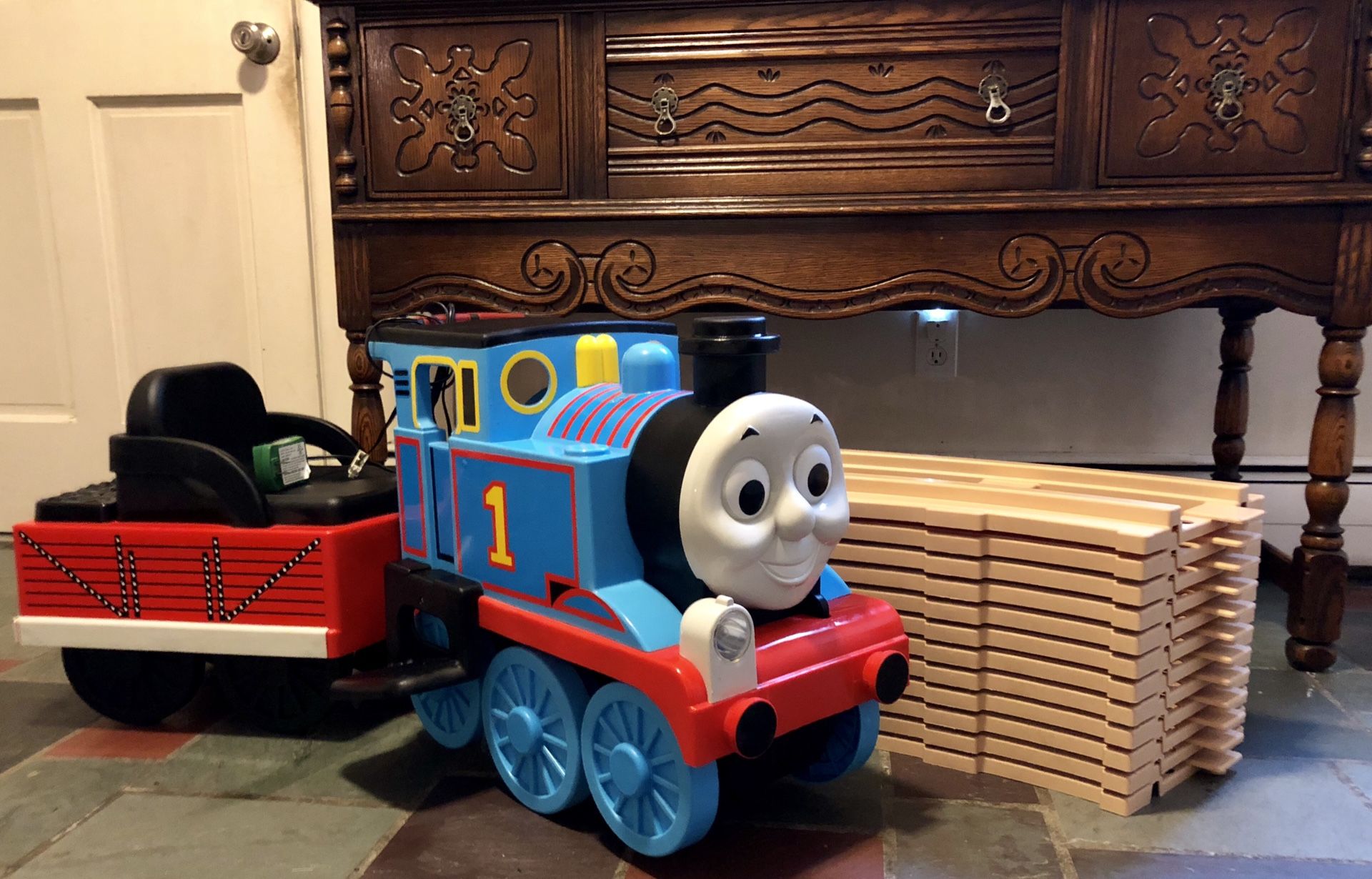 Peg Perego Power Wheels Thomas The Tank Engine Thomas The Train Thomas & Friends 6 Volt Ride On Train with Battery, Charger and 12 Track Pieces!