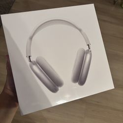 Silver AIRPOD MAX headphones 
