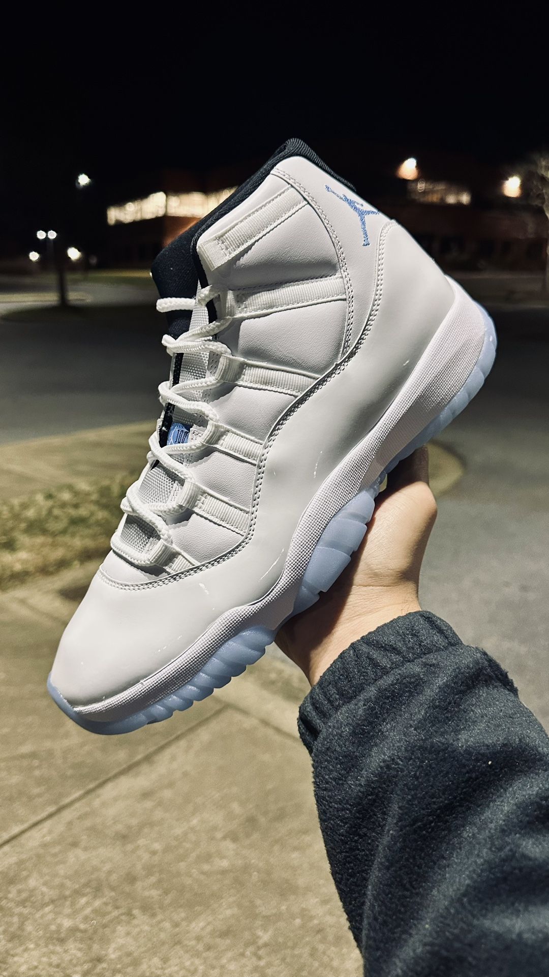 Jordan 11 Retro LEGEND BLUE Sz 8.5M