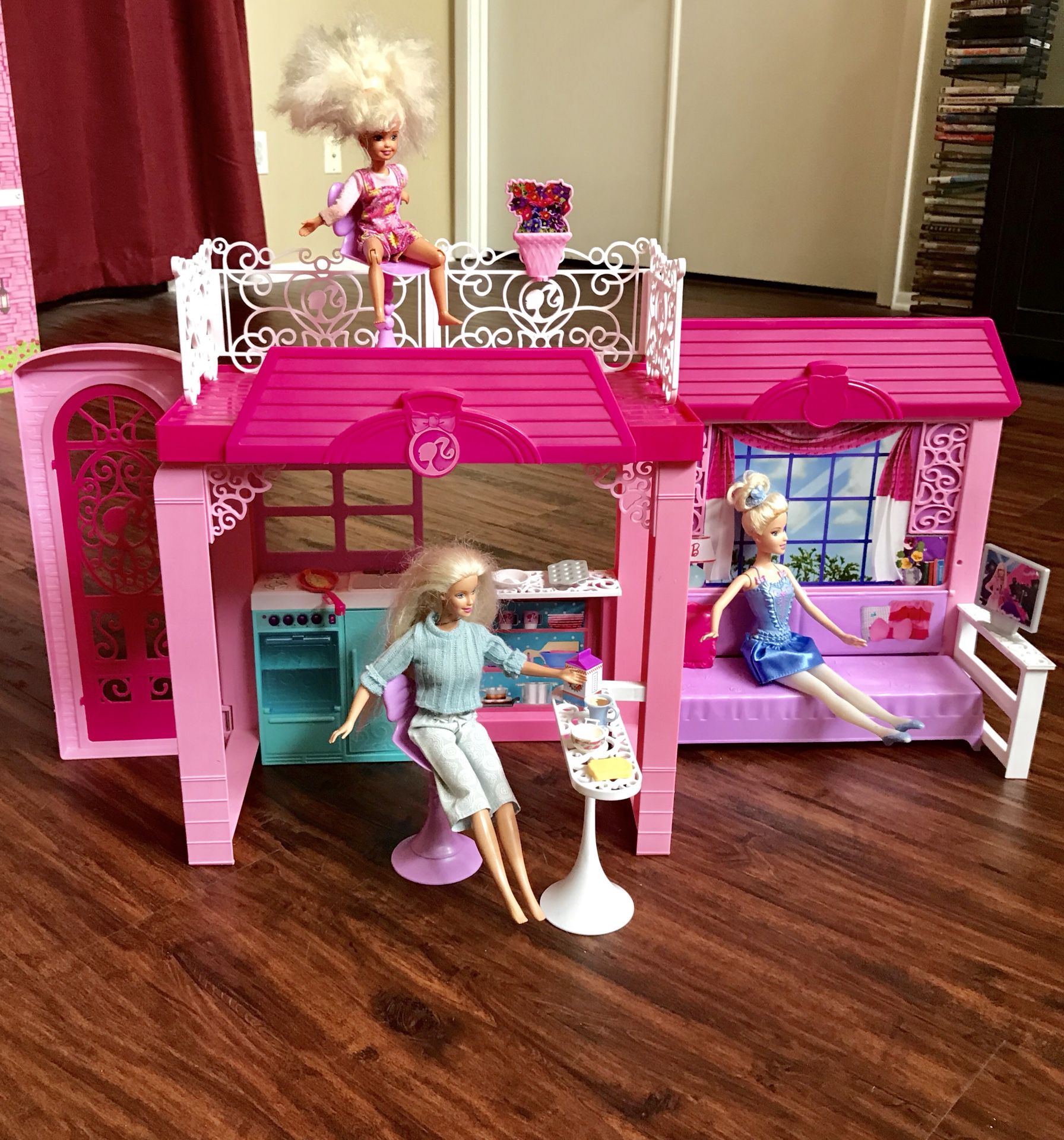 BARBIE Glam Vacation DOLLHOUSE Play-Set with Furniture, Dishes, Food & 3 Dolls
