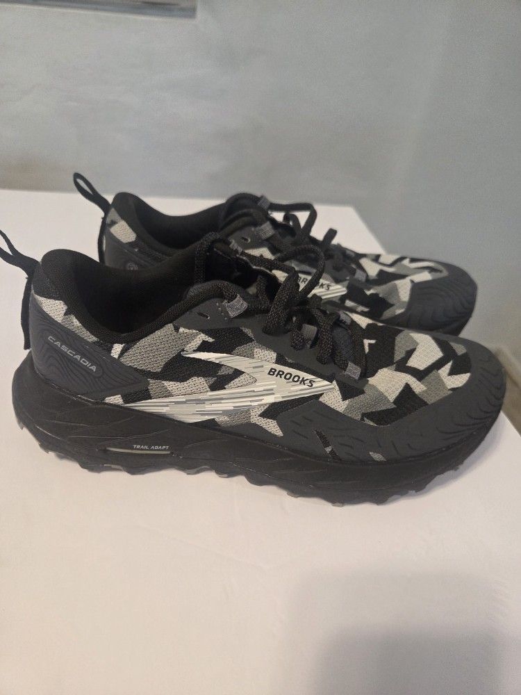 BROOKS CASCADIA  TRAIL SHOES SZ 8.5