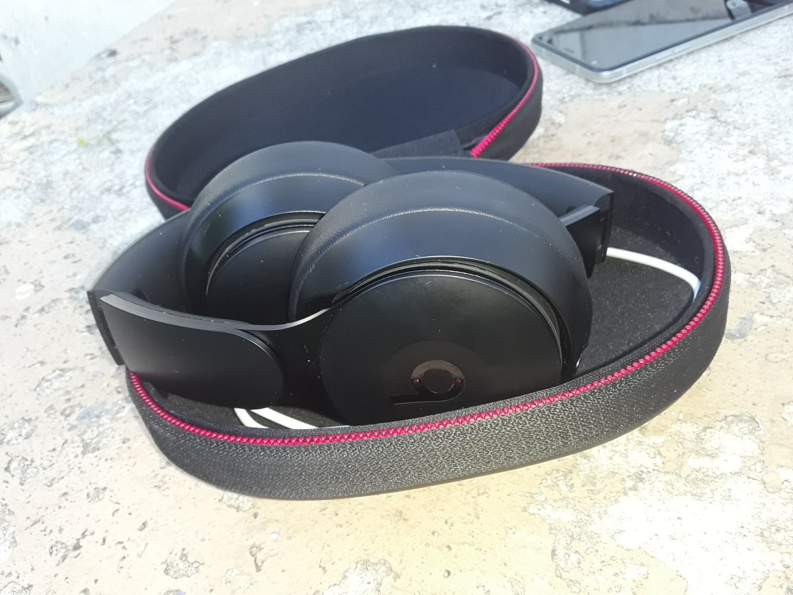 Apple beats by Dre Solo Pro noise cancelling ANC Wi